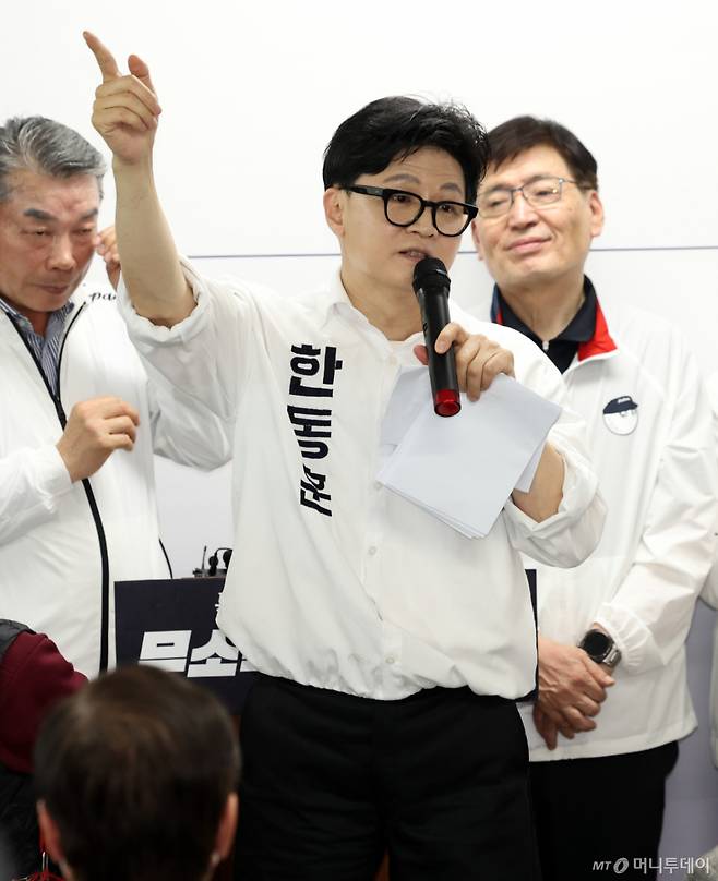 [부산=뉴시스] 최진석 기자 = 한동훈 무소속 6·3 국회의원 부산 북갑 보궐선거 후보가 10일 부산 북구 선거 캠프에서 열린 개소식에서 발언하고 있다. 2026.05.10. myjs@newsis.com /사진=최진석