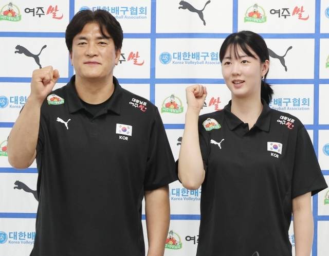 차상현 여자배구대표팀 감독과 주장을 맡은 강소휘가 20일 서울 송파구 올림픽회관에서 열린 배구대표팀 기자회견에서 포즈를 취하고 있다. 뉴시스