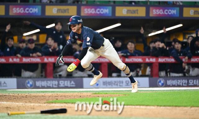 2026년 5월 1일 오후 인천 SSG랜더스필드에서 열린 '2026 신한 SOL KBO리그' 롯데 자이언츠와 SSG 랜더스의 경기. 롯데 1루 주자 장두성이 연장 10회초 2사 1.3루서 박승욱의 2타점 2루타 때 홈으로 들어가고 있다./마이데일리