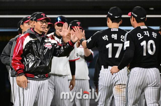2026년 4월 30일 오후 경기도 수원KT위즈파크에서 열린 '2026 신한 SOL KBO리그' LG 트윈스와 KT 위즈의 경기. LG 염경엽 감독이 6-5로 승리한 뒤 기뻐하고 있다./마이데일리