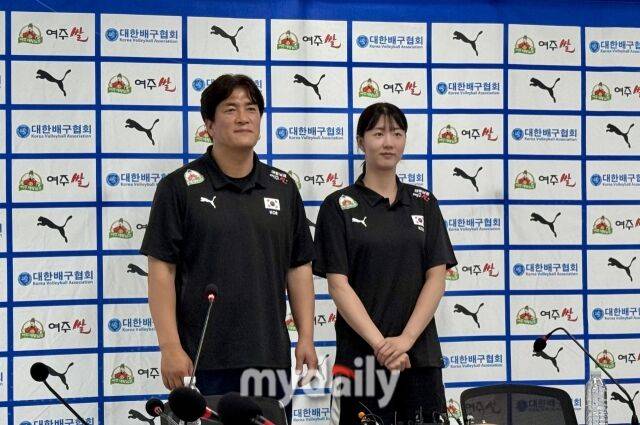 차상현 감독(왼쪽)과 강소휘가 20일 서울 방이동 올림픽회관에서 열린 국가대표팀 기자회견에 참석해 사진 촬영에 임하고 있다./방이동=심혜진 기자
