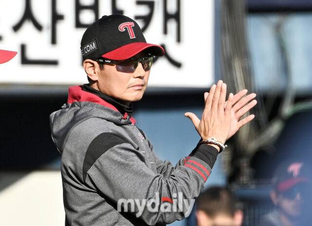 25일 오후 서울 잠실야구장에서 진행된 '2026 프로야구 KBO리그' 두산베어스와 LG트윈스의 경기. LG 염경엽 감독이 7-5로 승리한 뒤 환호하고 있다./마이데일리