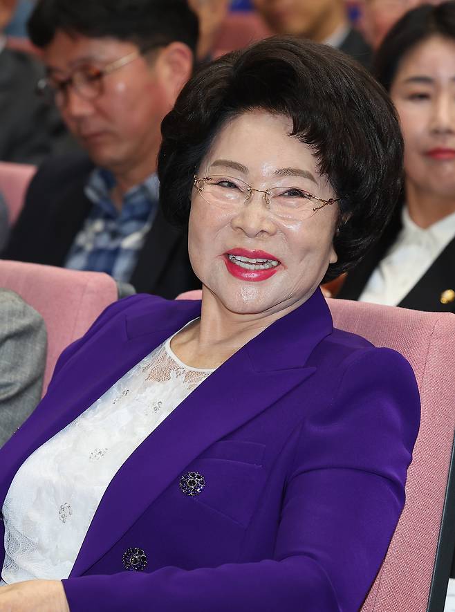 이길여 가천길재단 회장이 지난 3월 인천 남동구 가천대 길병원 암센터에서 열린 ‘가천 이길여 길’ 명예도로명 지정 기념 제막식에서 축사를 듣는 모습. [연합]