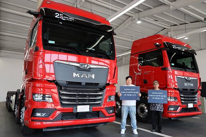 만트럭버스코리아가 지난 15일 경기 평택 PDI센터에서 ‘뉴 MAN TGX 44.540 10x4 GX 캡’ 1·2호차 인도식을 진행했다. [만트럭버스코리아 제공]