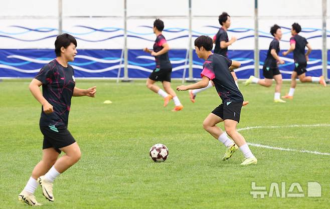 [수원=뉴시스] 황준선 기자 = 북한 내고향여자축구단 선수들이 19일 경기 수원시 수원월드컵경기장 연습경기장에서 훈련을 하고 있다. 내고향여자축구단은 오는 20일 수원종합운동장에서 수원FC위민과 2025~2026시즌 아시아축구연맹(AFC) 여자 챔피언스리그(AWCL) 4강전을 치른다. 2026.05.19. hwang@newsis.com