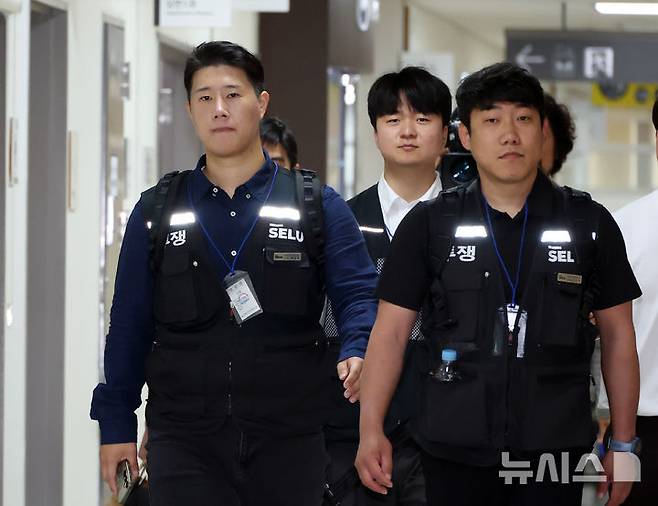 [세종=뉴시스] 강종민 기자 = 최승호 초기업노조 삼성전자지부 위원장이 19일 정부세종청사 중앙노동위원회에서 열리는 사후조정회의에 참석하고 있다. 2026.05.19. ppkjm@newsis.com