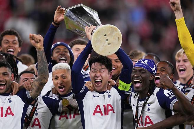 [빌바오=AP/뉴시스] 잉글랜드 프로축구 프리미어리그(EPL) 토트넘 홋스퍼 손흥민, 2024~2025시즌 유럽축구연맹(UEFA) 유로파리그(UEL)에서 생애 첫 우승. 2025.05.21. *재판매 및 DB 금지