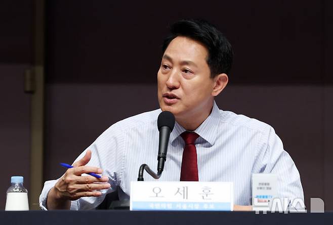 [서울=뉴시스] 전신 기자 = 오세훈 국민의힘 서울시장 후보가 20일 서울 중구 프레스센터에서 열린 관훈토론회에서 패널 질의에 답변하고 있다. 2026.05.20. photo1006@newsis.com
