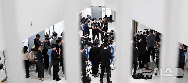 [세종=뉴시스] 강종민 기자 = 최승호 삼성그룹 초기업노동조합 삼성전자지부 위원장이 20일 정부세종청사 중앙노동위원회에서 열린 2차 사후조정 3일차 회의 종료 후 입장을 밝히고 있다. (공동취재) 2026.05.20. photo@newsis.com