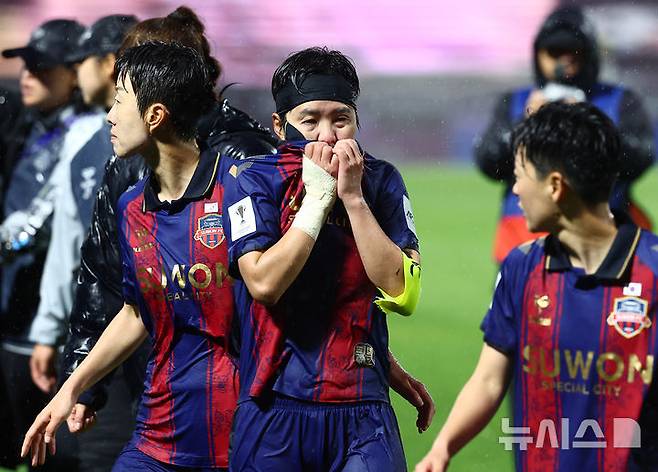 [수원=뉴시스] 김근수 기자 = 20일 오후 경기 수원종합운동장에서 열린 2025-26 아시아축구연맹(AFC) 여자챔피언스리그(AWCL) 4강전 수원FC위민과 내고향여자축구단의 경기, 1-2로 패배한 뒤 수원 지소연이 얼굴을 감싸쥐고 있다. 2026.05.20. ks@newsis.com