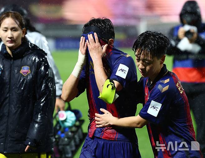 [수원=뉴시스] 김근수 기자 = 20일 오후 경기 수원종합운동장에서 열린 2025-26 아시아축구연맹(AFC) 여자챔피언스리그(AWCL) 4강전 수원FC위민과 내고향여자축구단의 경기, 1-2로 패배한 뒤 수원 지소연이 얼굴을 감싸쥐고 있다. 2026.05.20. ks@newsis.com