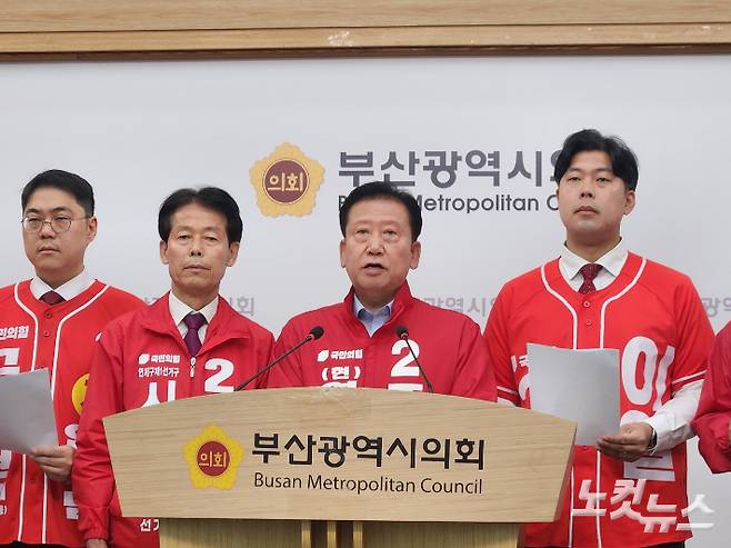 주석수 연제구청장 후보을 비롯한 국민의힘 지방선거 출마자들이 20일 오전 10시 부산시의회 브리핑룸에서 합동 기자회견을 열었다. 왼쪽부터 최홍찬 시의원 후보, 주석수 연제구청장 후보, 이열 시의원 후보. 정혜린 기자