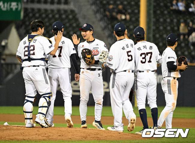 [OSEN=잠실, 이대선 기자] 두산이 돌아온 최민석과 타선의 무서운 화력을 앞세워 3연승에 성공했다.&nbsp;프로야구 두산 베어스는 19일 서울 잠실구장에서 열린 2026 신한 SOL KBO리그 NC 다이노스와의 시즌 3번째 맞대결에서 9-3으로 승리했다.&nbsp;두산은 3연전 기선제압과 함께 3연승을 질주하며 시즌 21승 1무 22패를 기록했다. 반면 2연패에 빠진 NC는 18승 1무 24패가 됐다.&nbsp;경기 후 두산 선수들이 승리의 기쁨을 나누고 있다. 2026.05.19 /sunday@osen.co.kr