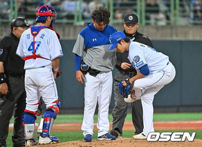 [OSEN=포항, 이석우 기자] 19일 포항야구장에서 2026 신한 SOL KBO 리그 삼성 라이온즈와 KT 위즈의 경기가 열렸다. 홈팀 삼성은 원태인이, 방문팀 KT는 보쉴리가 선발 출전했다. 삼성 라이온즈 선발 투수 원태인이 4회초 다리에 이상을 느껴 풀어주고 있다. 2026.05.19 / foto0307@osen.co.kr