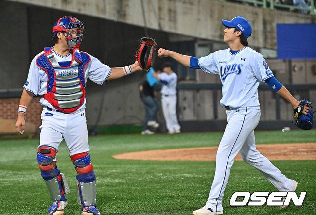 [OSEN=포항, 이석우 기자] 19일 포항야구장에서 2026 신한 SOL KBO 리그 삼성 라이온즈와 KT 위즈의 경기가 열렸다. 홈팀 삼성은 원태인이, 방문팀 KT는 보쉴리가 선발 출전했다. 삼성 라이온즈 선발 투수 원태인이 6회초 2사 3루 KT 위즈 김상수를 2루수 직선타로 잡고 강민호와 하이파이브를 하고 있다. 2026.05.19 / foto0307@osen.co.kr