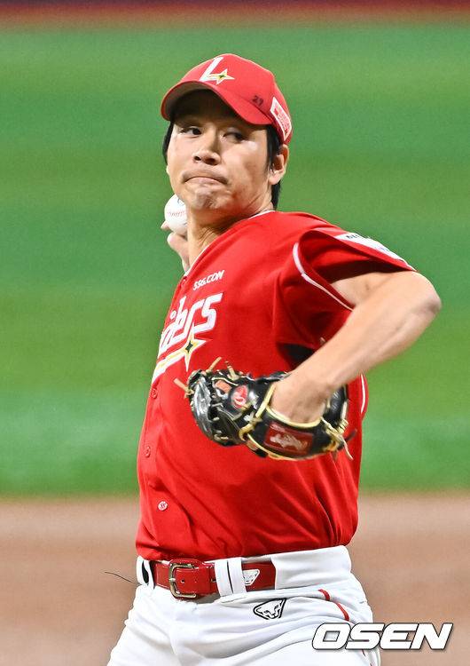 [OSEN=고척, 박준형 기자] 19일 오후 서울 고척스카이돔에서 2026 신한 SOL KBO 리그 키움 히어로즈와 SSG 랜더스의 경기가 진행됐다.이날 경기에서 키움은 박정훈을, SSG는 타케다를 선발투수로 내세웠다.1회말 SSG 선발투수 타케다가 역투하고 있다.      2026.05.19 / soul1014@osen.co.kr
