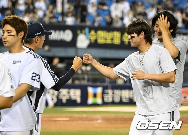 [OSEN=잠실, 이대선 기자] 19일 서울 잠실야구장에서 2026 신한 SOL KBO리그 두산 베어스와 NC 다이노스의 경기가 열렸다.이날 두산은 최민석, NC는 테일러를 선발로 내세웠다.경기 종료 후 두산 박찬호가 김원형 감독과 승리의 기쁨을 나누고 있다. 2026.05.19 /sunday@osen.co.kr