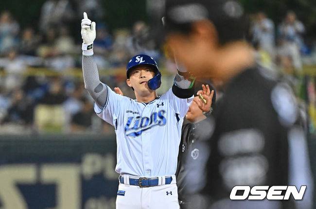 [OSEN=포항, 이석우 기자] 19일 포항야구장에서 2026 신한 SOL KBO 리그 삼성 라이온즈와 KT 위즈의 경기가 열렸다. 홈팀 삼성은 원태인이, 방문팀 KT는 보쉴리가 선발 출전했다. 삼성 라이온즈 전병우가 5회말 1사 좌익수 왼쪽 2루타를 치고 세리머니를 하고 있다. 2026.05.19 / foto0307@osen.co.kr