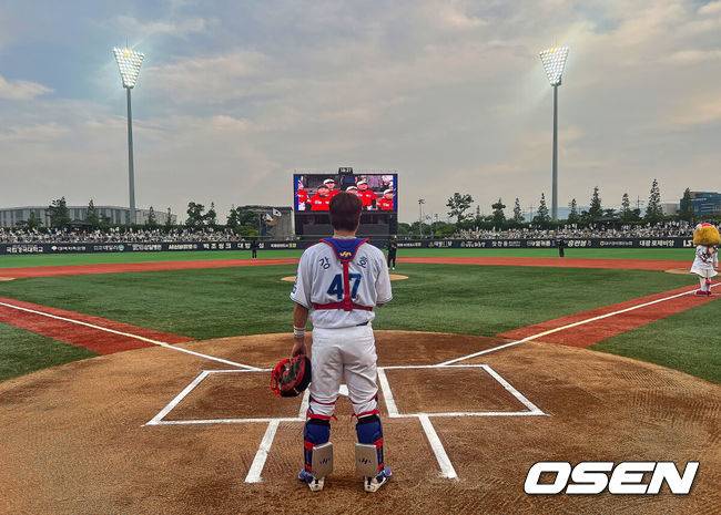 [OSEN=포항, 이석우 기자] 19일 포항야구장에서 2026 신한 SOL KBO 리그 삼성 라이온즈와 KT 위즈의 경기가 열렸다. 홈팀 삼성은 원태인이, 방문팀 KT는 보쉴리가 선발 출전했다. 삼성 라이온즈 강민호가 경기 시작을 기다리고 있다. 2026.05.19 / foto0307@osen.co.kr