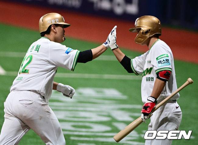 [OSEN=고척, 지형준 기자] 20일 서울 고척 스카이돔에서 2026 신한 SOL KBO리그 키움 히어로즈와 SSG 랜더스의 경기가 열렸다. 8회말 2사 1루에서 키움 김건희가 동점 투런포를 날리며 기뻐하고 있다. 2026.05.20&nbsp;/ jpnews@osen.co.kr