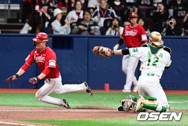 [OSEN=고척, 지형준 기자] 20일 서울 고척 스카이돔에서 2026 신한 SOL KBO리그 키움 히어로즈와 SSG 랜더스의 경기가 열렸다. 9회초 1사 2,3루에서 SSG 김정민이 최지훈의 우익수 희생플라이에 키움 김건희의 태그를 피해 홈에서 세이프되고 있다. 2026.05.20&nbsp;/ jpnews@osen.co.kr