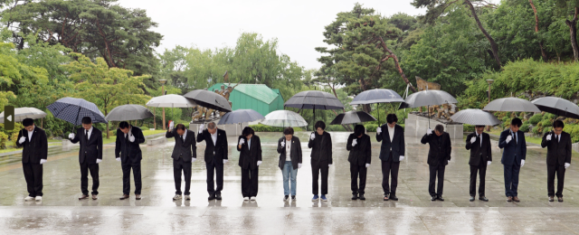 ▲박희정 더불어민주당 포항시장 후보가 20일 포항지역 출마자들과 함께 덕수동 충혼탑을 찾아 참배하고 필승 결의를 다졌다.ⓒ박희정 후보 선거사무소 제공