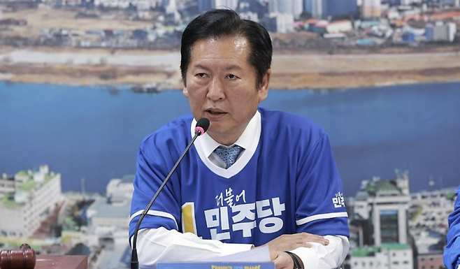 더불어민주당 총괄상임선거대책위원장인 정청래 대표가 20일 경기 여주시 민주당 박시선 여주시장 후보 선거사무소에서 열린 현장 선거대책위원회의에서 발언하고 있다. 연합뉴스