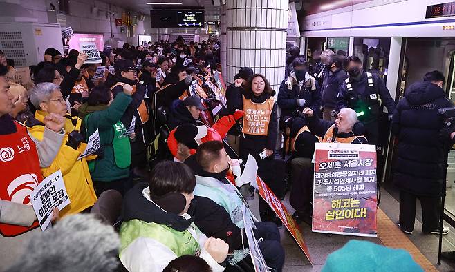 전국장애인차별철페연대(전장연) 회원들이 지난 1월 2일 서울 지하철 1호선 시청역에서 제68차 '지하철 탑시다' 시위를 벌이고 있다. 연합뉴스