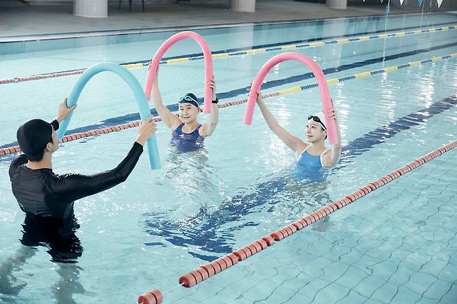 아쿠아워킹 교습 장면. 아쿠아워킹에서는 ‘아쿠아 누들(Aqua noodle)’ 같은 부력 보조 도구를 활용해 균형을 잡거나 운동 강도를 높이기도 한다. 클립아트코리아