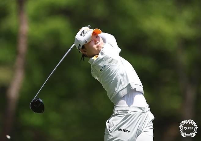 한국여자프로골프(KLPGA) E1 채리티 오픈이 22일부터 경기 여주시 페럼 클럽에서 사흘 동안 열린다. 박현경의 우승 경쟁상대인 방신실은 지난 17일 끝난 두산 매치 플레이 우승에 이어 2주 연속 우승에 도전한다. KLPGA 제공