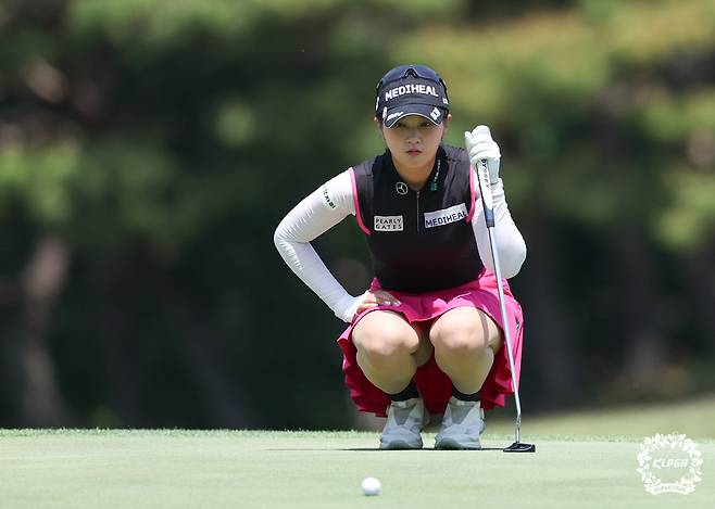퍼팅을 준비하고 있는 박현경. 사진 제공=KLPGA