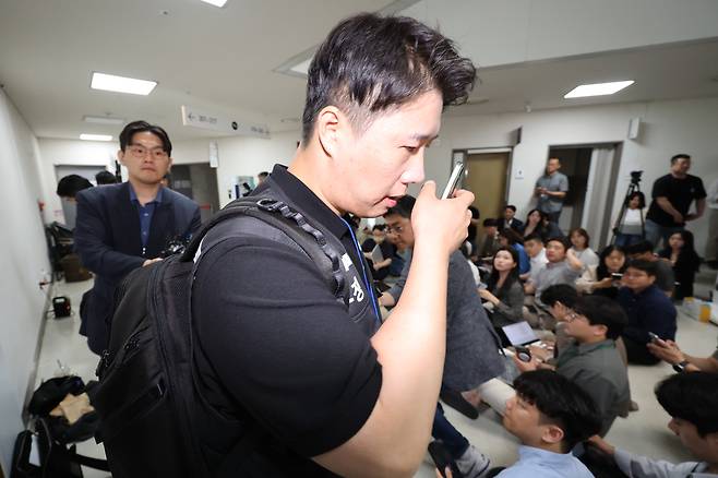 삼성그룹 초기업노동조합 삼성전자지부 최승호 위원장이 총파업 예고시점을 하루 앞둔 20일 정부세종청사 중앙노동위원회에서 노사협상 결렬에 따른 총파업 강행 입장을 밝힌 뒤 협상장을 떠나고 있다. 연합뉴스