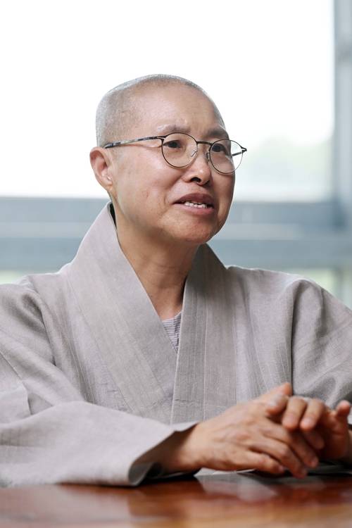 사찰음식 명장 선재스님이 6일 경기도 양평군 선재사찰음식문화연구원에서 서울경제신문과 인터뷰를 하고 있다. 양평=조태형 기자