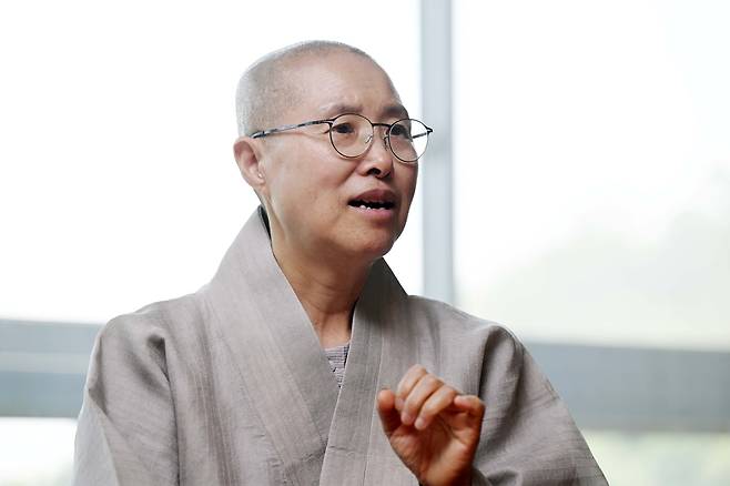 사찰음식 명장 선재 스님이 6일 경기도 양평군 선재사찰음식문화연구원에서 서울경제신문과 인터뷰를 하고 있다. 양평=조태형 기자