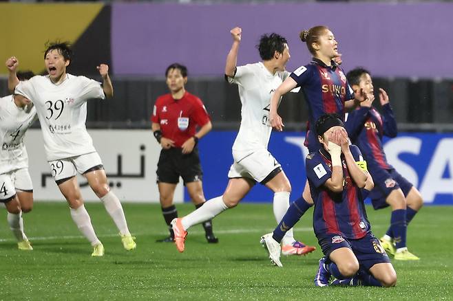 20일 수원 장안구 수원종합운동장에서 열린 아시아축구연맹(AFC) 여자 챔피언스리그(AWCL) 4강 수원FC 위민과 내고향여자축구단의 경기에서 수원FC의 지소연이 동점 찬스에서 페널티킥을 실축한 뒤 아쉬워하고 있다. 연합뉴스