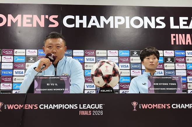 19일 경기도 수원종합운동장에서 열린 아시아축구연맹(AFC) 여자 챔피언스리그(AWCL) 4강 기자회견에서 내고향여자축구단 리유일 감독과 김경영 선수가 취재진 질문에 답하고 있다. 공동취재단