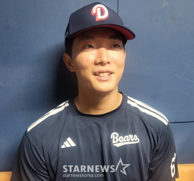 두산 베어스 투수 최민석이 19일 서울 잠실야구장에서 열린 NC 다이노스와 2026 신한 SOL KBO리그 홈경기에 선발 등판해 승리를 따낸 뒤 취채진과 인터뷰를 하고 있다. /사진=안호근 기자
