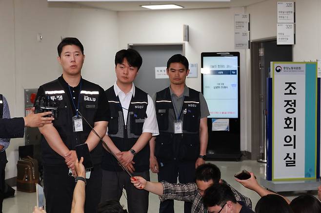 삼성그룹 초기업노동조합 삼성전자지부 최승호 위원장이 20일 정부세종청사 중앙노동위원회에서 노사협상 결렬에 따른 총파업 강행 입장을 밝히고 있다. [사진 | 뉴시스]
