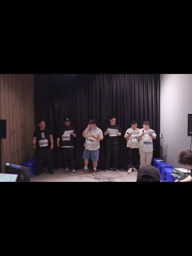 Broadcaster Mun Se-yun shared his thoughts on taking third place in the finals of JTBCs Hidden Singer featuring the late Turtleman as a mimic singer. Through his social media, Mun Se-yun revealed that this appearance was the best thing he did this year and shared a photo taken with the Turtles members.Mun Se-yun stated that the time spent practicing with other mimic singers for the show was very enjoyable and happy. He posted a photo taken with Turtles members Ji-e and Geum-bi, expressing his gratitude to the cast and production team.Fellow celebrities who watched the broadcast, including Kim Kwang-jin, DinDin, and Shim Jin-hwa, left comments supporting Mun Se-yuns challenge. Mun Se-yun also added a witty remark about how difficult it was to keep his appearance a secret until the broadcast.