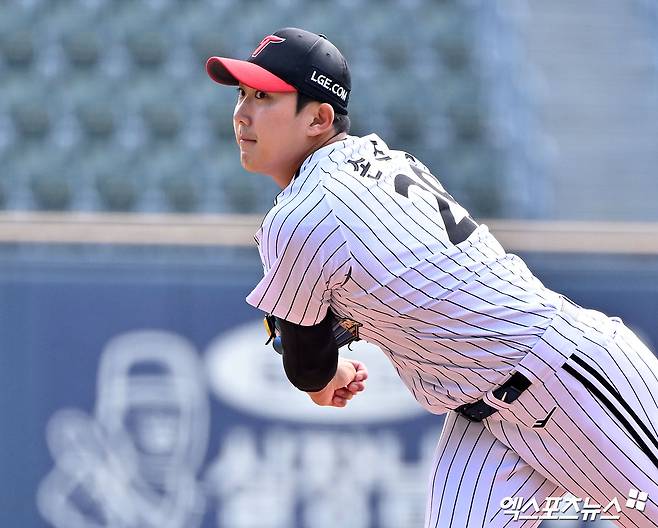 24일 오후 서울 송파구 잠실야구장에서 열린 '2026 신한 SOL Bank KBO리그' 키움 히어로즈와 LG 트윈스의 시범경기, 1회초 LG 손주영이 공을 힘차게 던지고 있다. 엑스포츠뉴스 DB