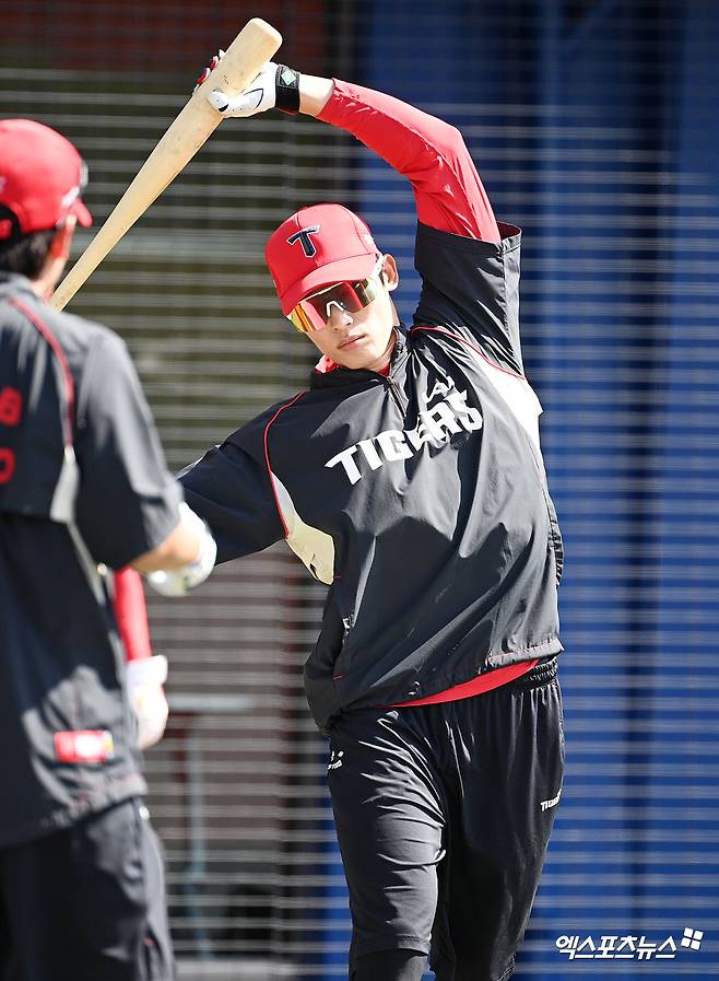 24일 일본 오키나와 카데나 구장에서 열리는 기아 타이거즈와 WBC 대표팀의 연습경기에 앞서 KIA 김호령이 훈련을 하고 있다. 엑스포츠뉴스 DB