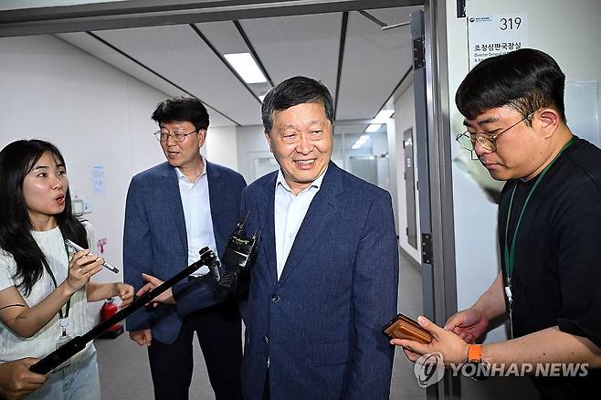 답변하는 박수근 중노위원장 (세종=연합뉴스) 김주성 기자 = 박수근 중앙노동위원장이 20일 새벽 정부세종청사 중앙노동위원회에서 사후조정 회의를 마친 뒤 취재진의 질문에 답하고 있다. 
    삼성전자 노사는 이날 새벽 시작된 3차 사후조정 회의를 오전 10시에 속개할 예정이다. 2026.5.20 [공동취재] utzza@yna.co.kr