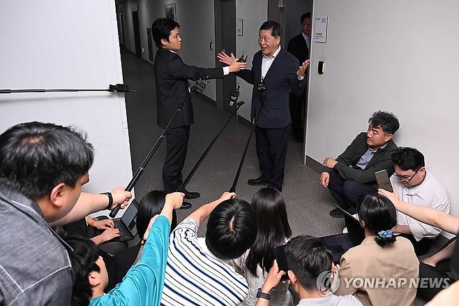 답변하는 박수근 중노위원장 (세종=연합뉴스) 김주성 기자 = 박수근 중앙노동위원장이 20일 새벽 정부세종청사 중앙노동위원회에서 사후조정 회의를 마친 뒤 취재진의 질문에 답하고 있다. 
    삼성전자 노사는 이날 새벽 시작된 3차 사후조정 회의를 오전 10시에 속개할 예정이다. 2026.5.20 [공동취재] utzza@yna.co.kr