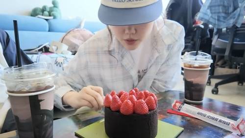 'ISTP가 생일을 보내는 방법' 영상에서 케이크를 자르는 악뮤 이수현 [유튜브 채널 '이수현 Official' 캡처. 재판매 및 DB 금지]