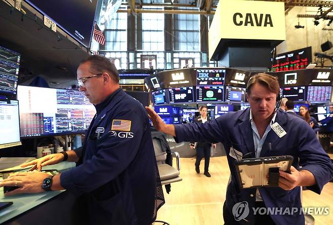 19일(현지시간) 미국 뉴욕증권거래소(NYSE) 트레이더들 [AFP=연합뉴스]