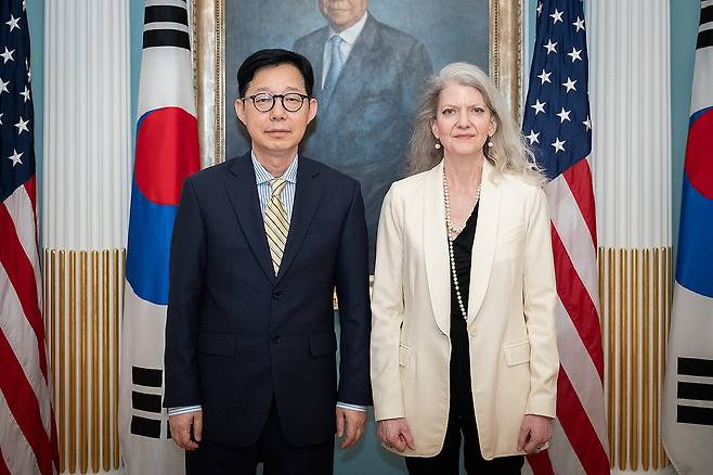 미국 국무부 정무차관 만난 박윤주 외교부 1차관 (서울=연합뉴스) 박윤주 외교부 1차관(왼쪽)과 앨리슨 후커 미국 국무부 정무차관이 19일(현지시간) 미 워싱턴DC 국무부 청사에서 회담에 앞서 기념사진을 찍고 있다. 2026.5.20 [외교부 제공. 재판매 및 DB 금지] photo@yna.co.kr