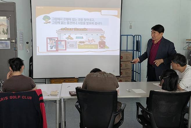 경제교육 받는 발달장애인 참여자들 발달장애인들이 이달 14일 영등포장애인복지관에서 은행과 금융기관의 역할을 배우는 실생활 경제교육에 참여하고 있다. [서울시 제공. 재판매 및 DB 금지]