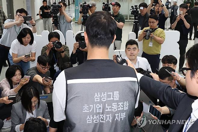 입장 밝히는 최승호 노조위원장 (세종=연합뉴스) 김주성 기자 = 삼성그룹 초기업노동조합 삼성전자지부 최승호 위원장이 20일 정부세종청사 중앙노동위원회에서 열리는 3차 사후조정 회의에 들어가기에 앞서 취재진에게 합의가 늦어지는 것에 대한 사과 입장을 밝히고 있다. 2026.5.20 utzza@yna.co.kr