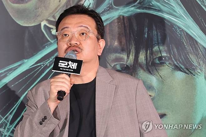 인사말하는 연상호 감독 (서울=연합뉴스) 강민지 기자 = 연상호 감독이 20일 서울 용산구 CGV 용산아이파크몰에서 열린 영화 '군체' 언론시사회 및 기자간담회에서 인사말을 하고 있다. 2026.5.20 mjkang@yna.co.kr