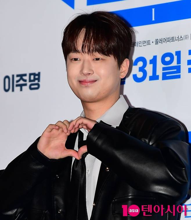 가수 이찬원이 취재진 앞에서 포즈를 취하고 있다. / 사진=텐아시아DB